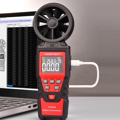 Un anemometro tenuto in mano di 9999 CFM Digital